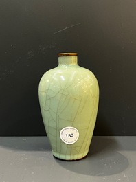Vase en porcelaine de Chine c&eacute;ladon de Longquan &agrave; monture en bronze dor&eacute;, Ming