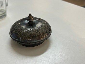 Een Chinese famille verte penselenbeker met gegraveerd metalen deksel, 'bitong', Kangxi