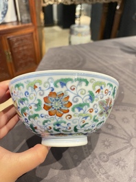 Een Chinese doucai kom met floraal decor, Yongzheng merk, 19/20e eeuw