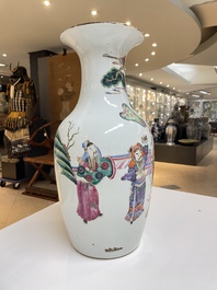 Paire de vases en porcelaine de Chine famille rose &agrave; d&eacute;cor des 'Sanxing', 19&egrave;me