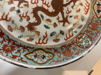 Een grote Chinese blauw-witte kom met lotusslingers en drie diverse famille rose borden, 19/20e eeuw