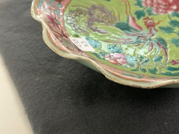 Une paire de coupes en porcelaine de Chine famille rose et un pot couvert pour le march&eacute; Straits ou Peranakan, 19&egrave;me