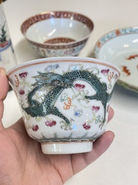 A Chinese famille rose brush pot, two plates and two bowls, 19/20th C.