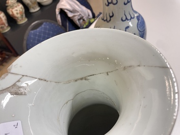 Een paar Chinese blauw-witte vazen met boeddhistische leeuwen, 19e eeuw