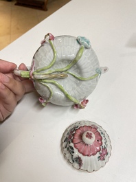 Drie Chinese famille rose theepotten met deksels, Yongzheng