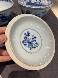 Een paar Chinese blauw-witte dekselkommen met verhalend decor, Kangxi/Yongzheng