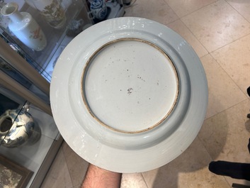 Plat en porcelaine de Chine famille rose &agrave; d&eacute;cor de p&ecirc;cheurs dans un sampan, Yongzheng/Qianlong