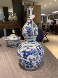 Een Chinese blauw-witte kraakporseleinen kalebasvaas, Wanli