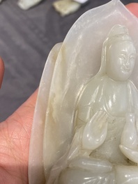 Guanyin sur tr&ocirc;ne de lotus en jade blanc sculpt&eacute;, Chine, Qing