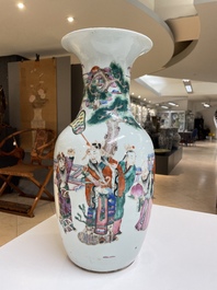 Paire de vases en porcelaine de Chine famille rose &agrave; d&eacute;cor des 'Sanxing', 19&egrave;me