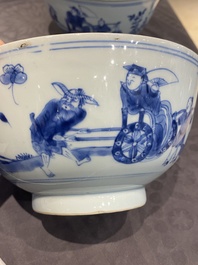 Een paar Chinese blauw-witte dekselkommen met verhalend decor, Kangxi/Yongzheng