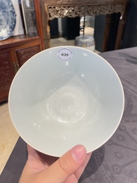 Een Chinese doucai kom met floraal decor, Yongzheng merk, 19/20e eeuw
