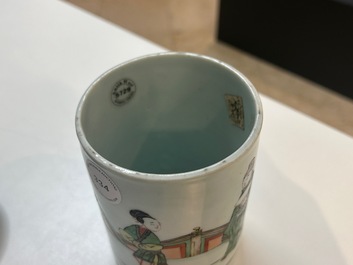 Een Chinese famille verte penselenbeker met gegraveerd metalen deksel, 'bitong', Kangxi