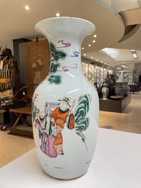 Paire de vases en porcelaine de Chine famille rose &agrave; d&eacute;cor des 'Sanxing', 19&egrave;me