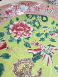 Une paire de coupes en porcelaine de Chine famille rose et un pot couvert pour le march&eacute; Straits ou Peranakan, 19&egrave;me