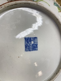Paire de plats en porcelaine de Chine famille rose &agrave; d&eacute;cor de pies et de prunus, marque de Qianlong, R&eacute;publique