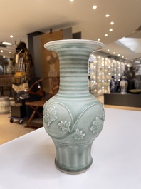 Een Chinese Longquan celadon vaas met pioenslingers, Yuan