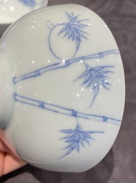 Paire de bols en porcelaine de Chine en bleu et blanc &agrave; d&eacute;cor de ph&eacute;nix, marque et &eacute;poque de Yongzheng