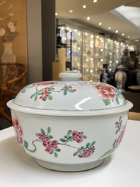 Terrine couverte en porcelaine de Chine famille rose &agrave; fin d&eacute;cor floral, Yongzeng