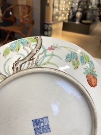 Paire de plats en porcelaine de Chine famille rose &agrave; d&eacute;cor de pies et de prunus, marque de Qianlong, R&eacute;publique