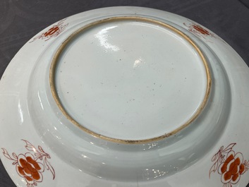 Een grote Chinese famille rose schotel, Yongzheng