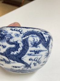 Een diverse collectie blauw-wit Chinees porselein, 19/20e eeuw