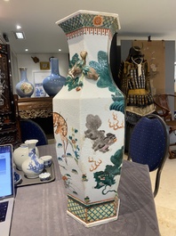 Vase de forme hexagonale en porcelaine de Chine famille verte &agrave; d&eacute;cor de lions bouddhistes et de daims, 19&egrave;me