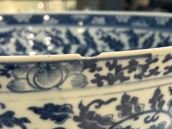 Een grote Chinese blauw-witte kom met lotusslingers en drie diverse famille rose borden, 19/20e eeuw