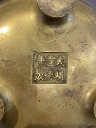 Br&ucirc;le-parfum tripode en bronze dor&eacute;, Chine, marque de Xuande, 19&egrave;me