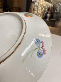Paire de plats en porcelaine de Chine famille rose &agrave; d&eacute;cor de pies et de prunus, marque de Qianlong, R&eacute;publique