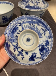 Een paar Chinese blauw-witte dekselkommen met verhalend decor, Kangxi/Yongzheng
