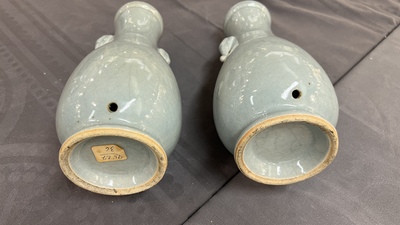 Een paar Chinese monochrome lavendelblauwe 'hu' vazen, 19e eeuw