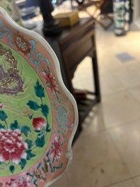 Une paire de coupes en porcelaine de Chine famille rose et un pot couvert pour le march&eacute; Straits ou Peranakan, 19&egrave;me