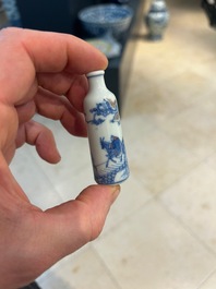 Twee Chinese blauw-witte en koperrode snuifflessen, 19e eeuw