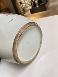 Paire de vases en porcelaine de Chine famille rose &agrave; d&eacute;cor des 'Sanxing', 19&egrave;me