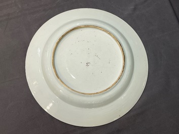 Plat en porcelaine de Chine famille rose &agrave; d&eacute;cor de p&ecirc;cheurs dans un sampan, Yongzheng/Qianlong