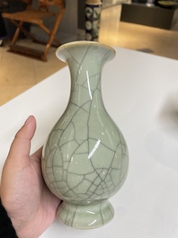 Cinq vases en porcelaine de Chine en c&eacute;ladon monochrome, Qing