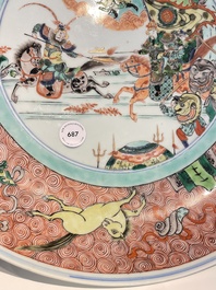 Een grote Chinese famille verte schotel met strijders te paard, Kangxi merk, 19e eeuw