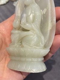 Guanyin sur tr&ocirc;ne de lotus en jade blanc sculpt&eacute;, Chine, Qing