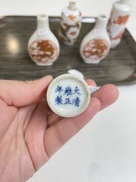 Vijf Chinese ijzerrode en doucai snuifflessen, 19/20e eeuw