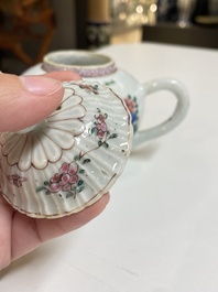 Drie Chinese famille rose theepotten met deksels, Yongzheng