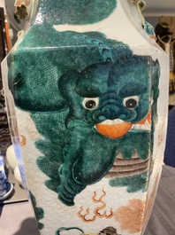 Vase de forme hexagonale en porcelaine de Chine famille verte &agrave; d&eacute;cor de lions bouddhistes et de daims, 19&egrave;me