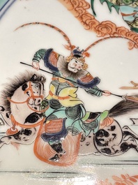 Een grote Chinese famille verte schotel met strijders te paard, Kangxi merk, 19e eeuw