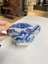 Een diverse collectie blauw-wit Chinees porselein, 19/20e eeuw