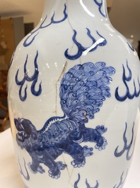 Een paar Chinese blauw-witte vazen met boeddhistische leeuwen, 19e eeuw