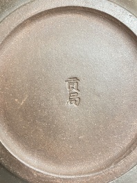 Drie Chinese gepolijste Yixing steengoed theepotten voor de Thaise markt, Gong Ju 貢局 merk, 19e eeuw