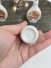 Vijf Chinese ijzerrode en doucai snuifflessen, 19/20e eeuw