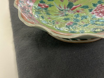 Une paire de coupes en porcelaine de Chine famille rose et un pot couvert pour le march&eacute; Straits ou Peranakan, 19&egrave;me