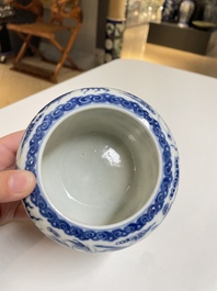 Een diverse collectie blauw-wit Chinees porselein, 19/20e eeuw