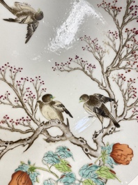 Paire de plats en porcelaine de Chine famille rose &agrave; d&eacute;cor de pies et de prunus, marque de Qianlong, R&eacute;publique